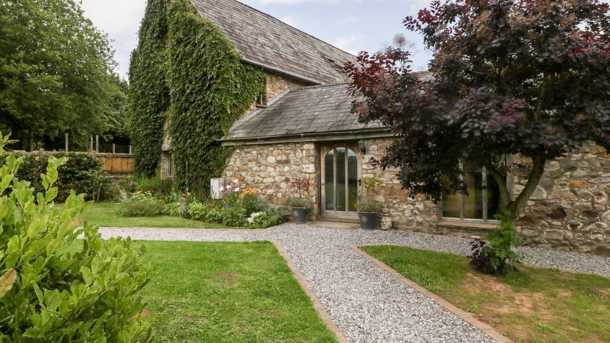 Kemeys Commander Cottage | MISTLETOE COTTAGE, pet friendly, character holiday cottage in Usk