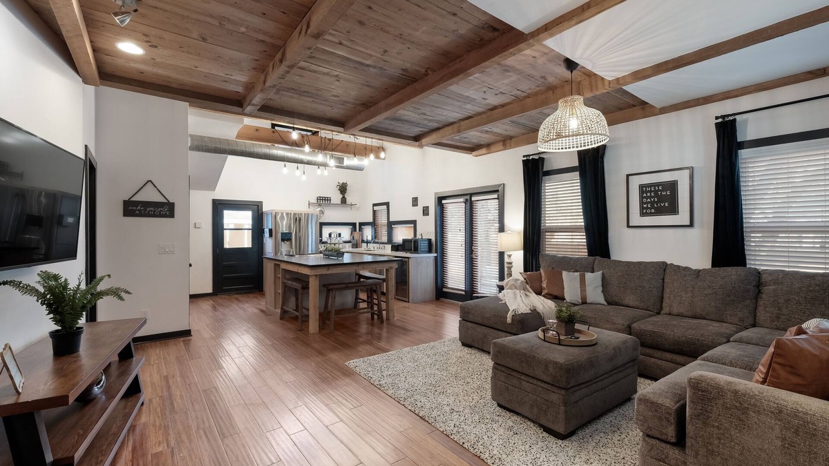 Midtown House | Mistletoe - Near Downtown, Nitelife, Pearl, R Walk