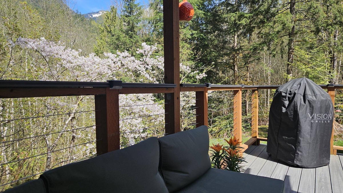Marblemount Cabin | Misty Mountain Cabin-2 bed, 1 bath, mountain views and large deck