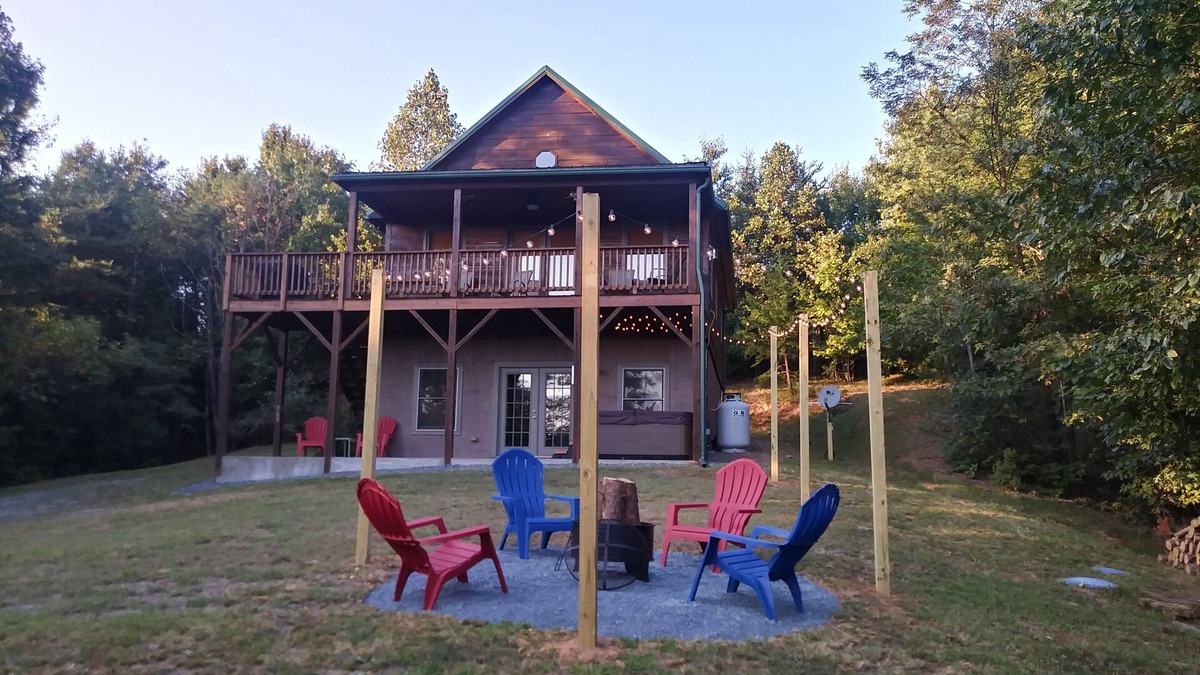 Purlear Cabin | Misty Mountain Retreat - Hot Tub/Pet Friendly/Wi-fi/Scenic Mountain Views