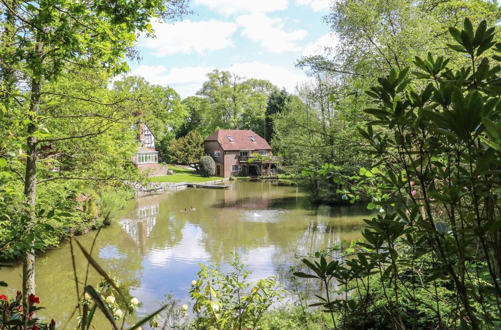Crawley Down Apartment | Miswells Cottages - Lake View