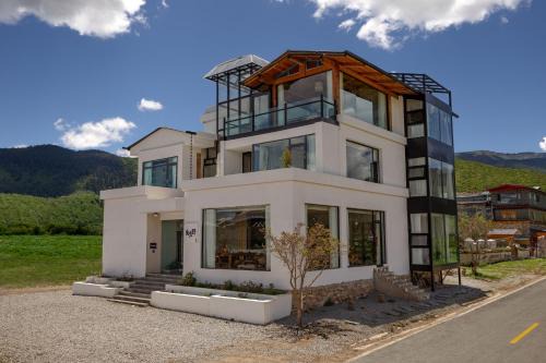 Shangri-La Hotel | Miyinxianye Snow Mountain Makino Migratory Bird Viewing B&B Napa Sea Scenic Area Branch