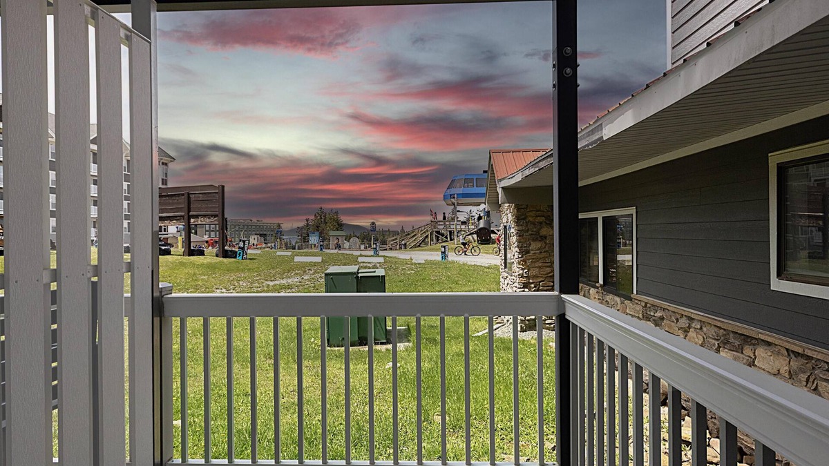 Snowshoe Condo | ML 128: Ballhooter views await you. Charming 1BR next to bike trails!