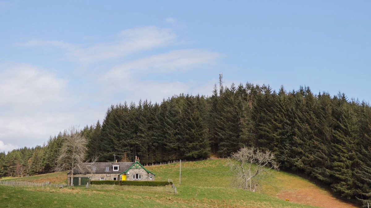 Glen Urquhart Cottage | MOALNACEAP, pet friendly, with open fire in Beauly