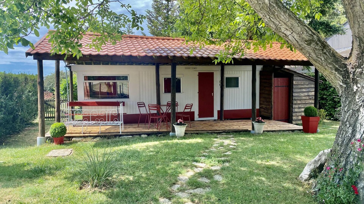 Josnes House | Mobil Home Sous Abris en Bois au Calme à la Ferme