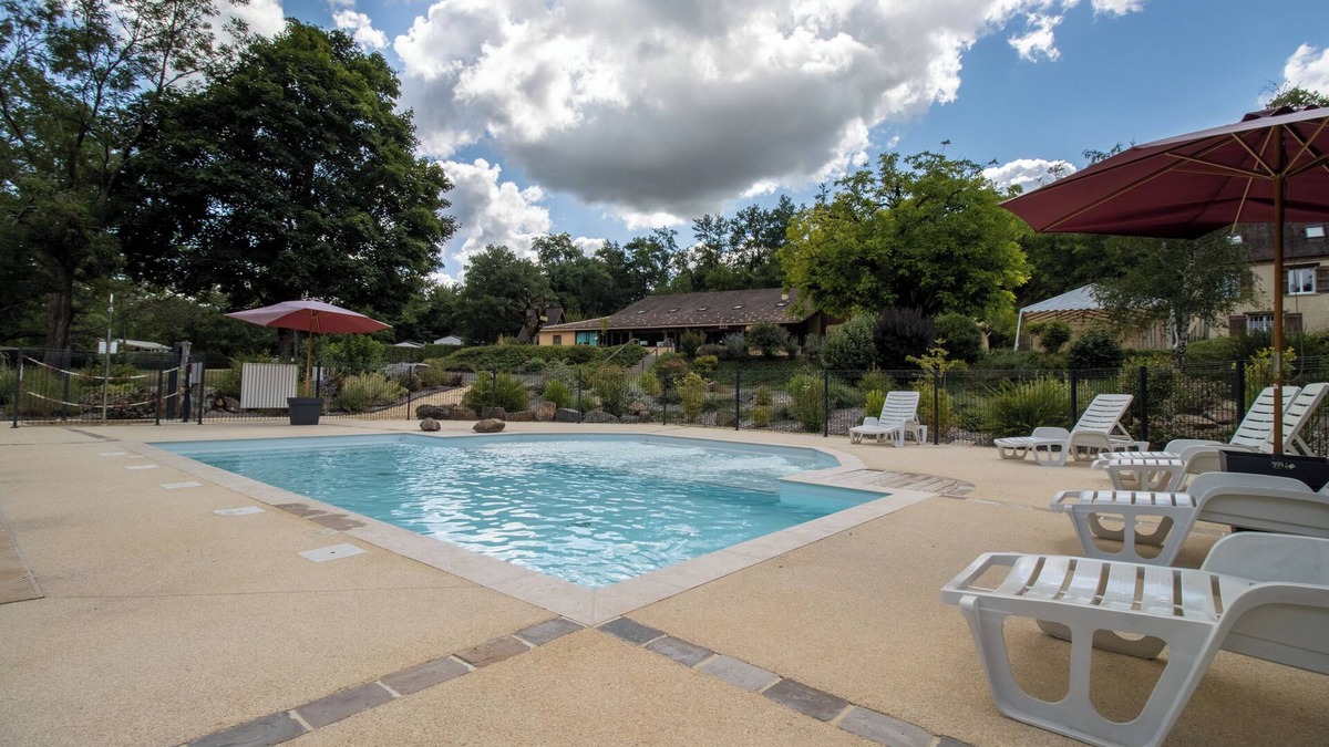 Saint-Pompont House | Mobile Home 'La Truffière' with Shared Pool, Private Terrace and Private Garden