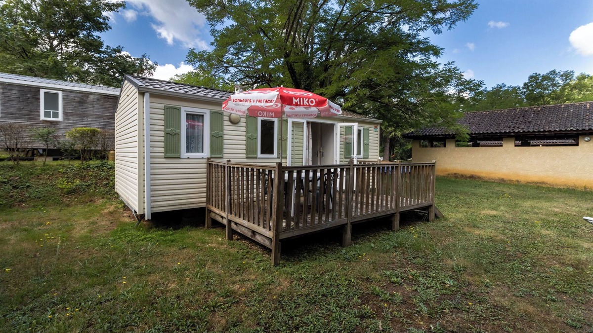 Saint-Pompont House | Mobile Home 'Le Noyer' with Shared Pool, Private Terrace and Private Garden