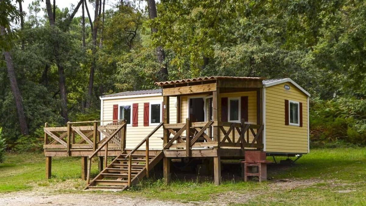 Douville House | Mobile home near a fishing pond