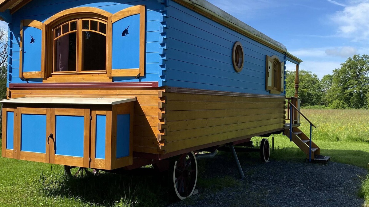 Saint-Pardoux RV Rental | Mobile Home 'Roulotte Miranda' with Shared Pool, Wi-Fi and Air Conditioning