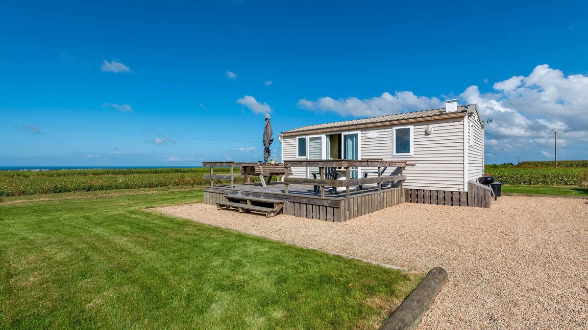 Cleder House | Mobile Home 'Ty Reuniou' with Sea View, Private Terrace and Private Garden