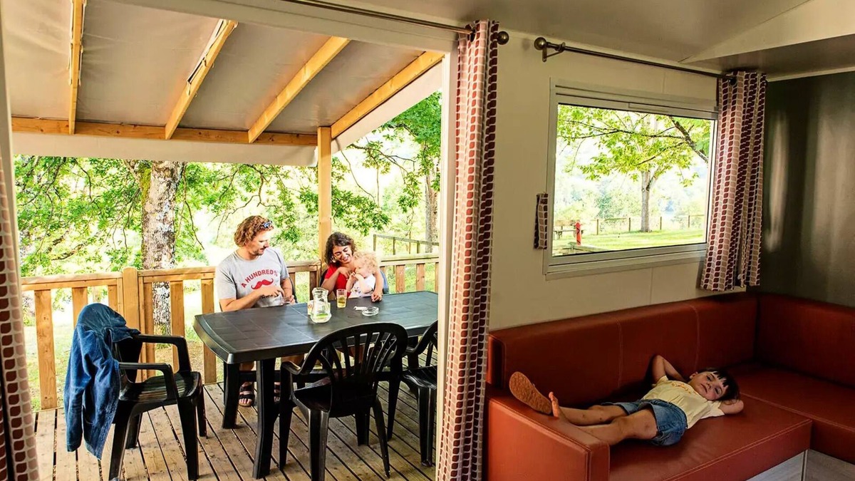 Lissac-sur-Couze House | Mobilheim Comfort PMR 29m2 (2Schlafzimmer) + LV + TV + halb überdachte Terrasse 6m2 4 Personen. 6 Personen