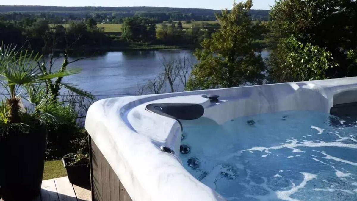 Pouzauges House | Mobilheim Luxury SPA - 2 Schlafzimmer - 2 Badezimmer - 2 WC - CLIM - TV + Geschirrspüler + Jacuzzi 6 Personen