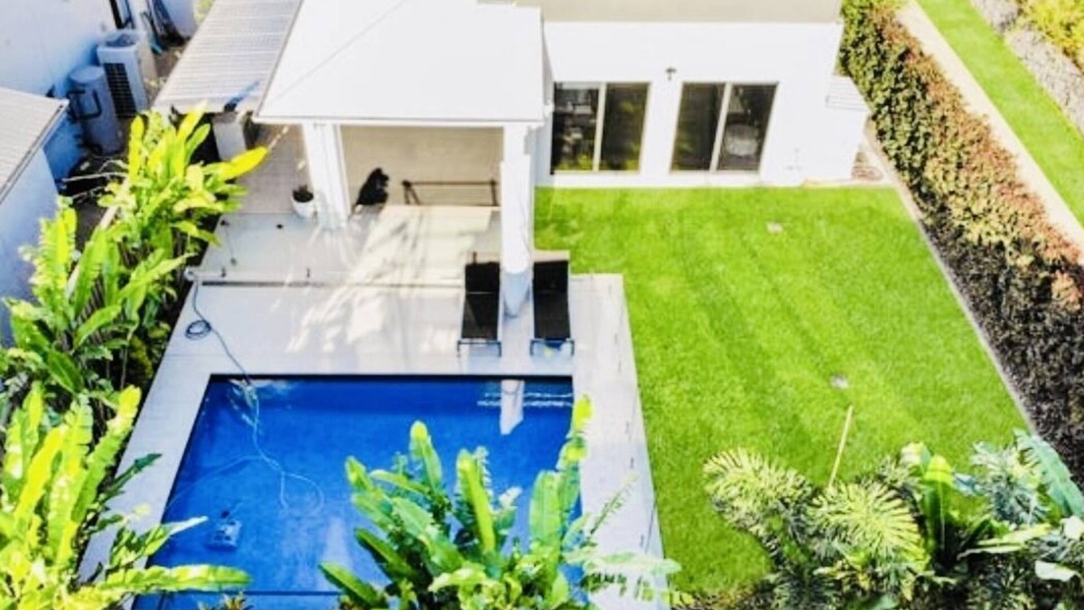 Rochedale House | Mod lux family home. 20m to Southbank & 30m to theme parks. A/C Pool Bball hoop