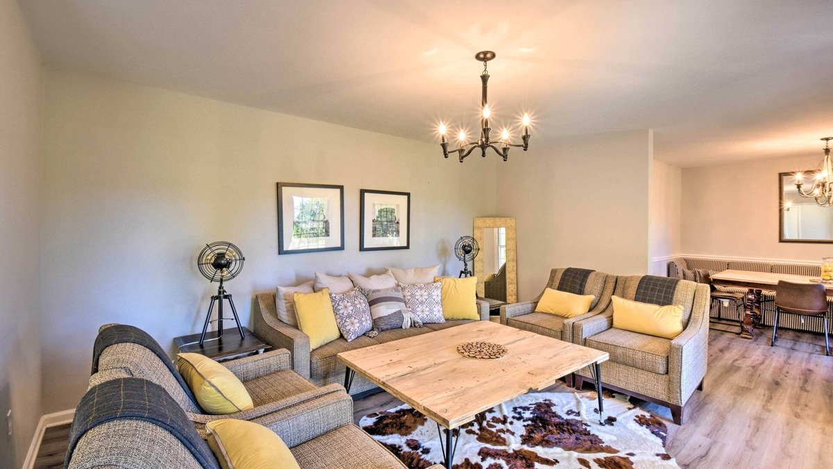 Oakwood House | Mod 'Stable House' on 10 Acres, Walk to Lake!