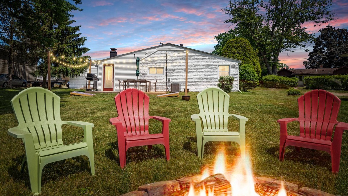 Oxbow House | Modern Mandon Retreat: All-Sports Lakefront, 4 Beds, Dock & Beach, Kayaks, Games
