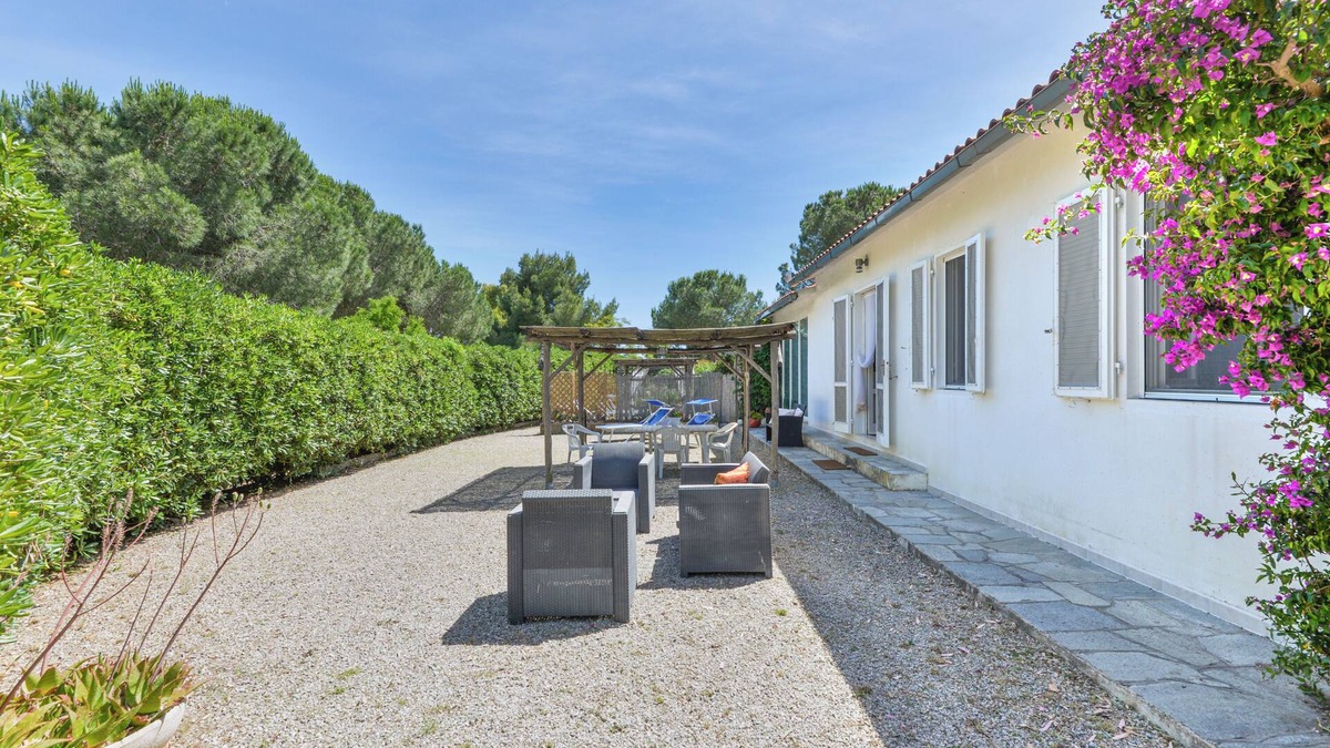 Lacona Apartment | Modern apartment with garden, air conditioning and Wi-Fi