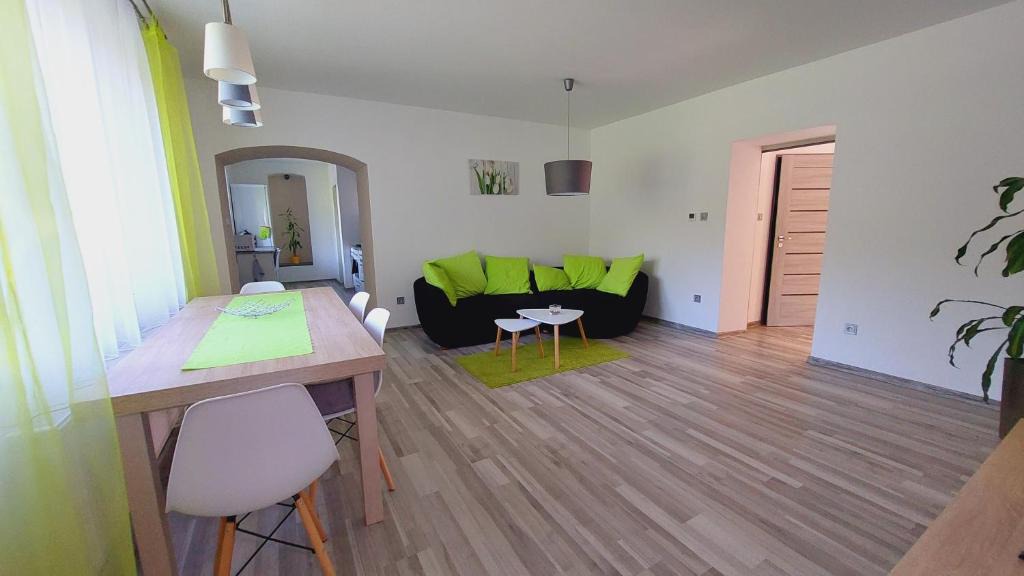 Nove Mesto nad Metuji Apartment | Moderní klidný apartmán v přírodě, s parkováním.