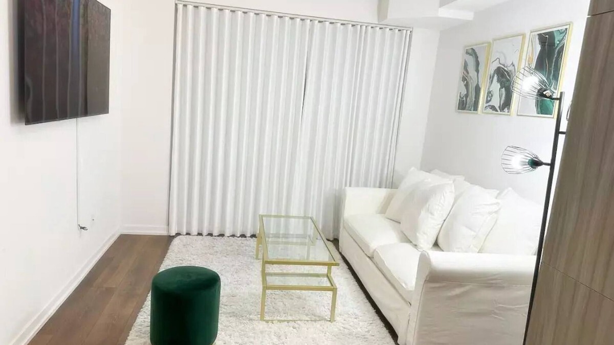 Henry Farm Condo | Modern 1+1 Condo Suite in Toronto + Free Parking!