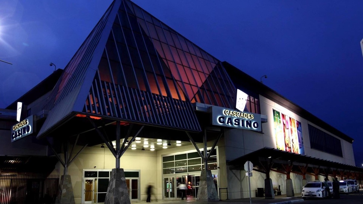 Langley Condo | modern 1 bdrm condo steps from casino