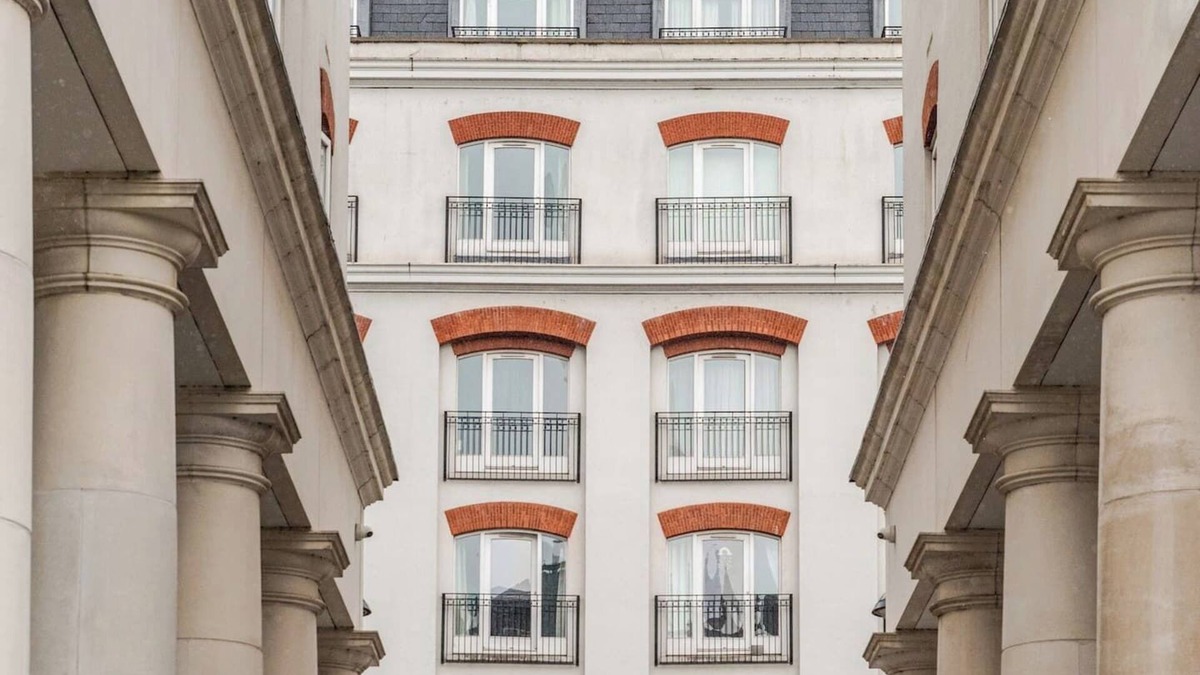 Cathedral Quarter Apartment | Modern 1-bed apartment in Belfast’s Cathedral Quarter. Sleeps 4 with king bed & sofa bed. Wi-Fi, smart TV, washer & kitchen. Walk to Titanic Belfast, Victoria Square, pubs, and SSE Arena. Ideal for couples, families or weekend getaways.