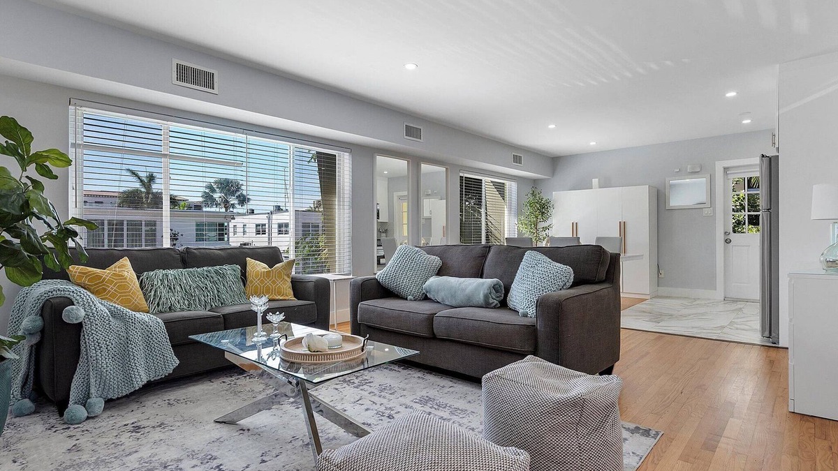 Hendricks and Venice Isles Apartment | Modern 1-bedroom apartment, Walk to Las Olas Blvd and Beach, Free parking