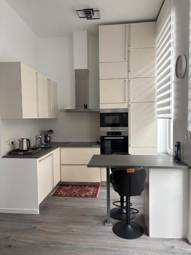 Koekelberg Apartment | Modern 1 bedroom and sofa bed stay