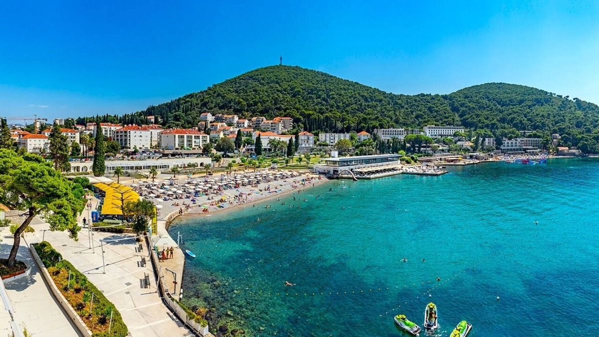 Babin Kuk Apartment | MODERN 1 BEDROOM APARTMENT - 100 mtrs from the beach, free parking, WIFI.