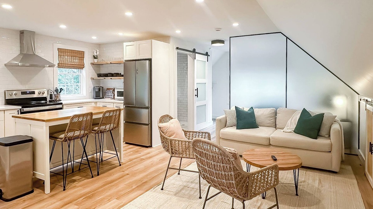 Katama Apartment | Modern 1-bedroom apartment in private Edgartown neighborhood w/tennis court