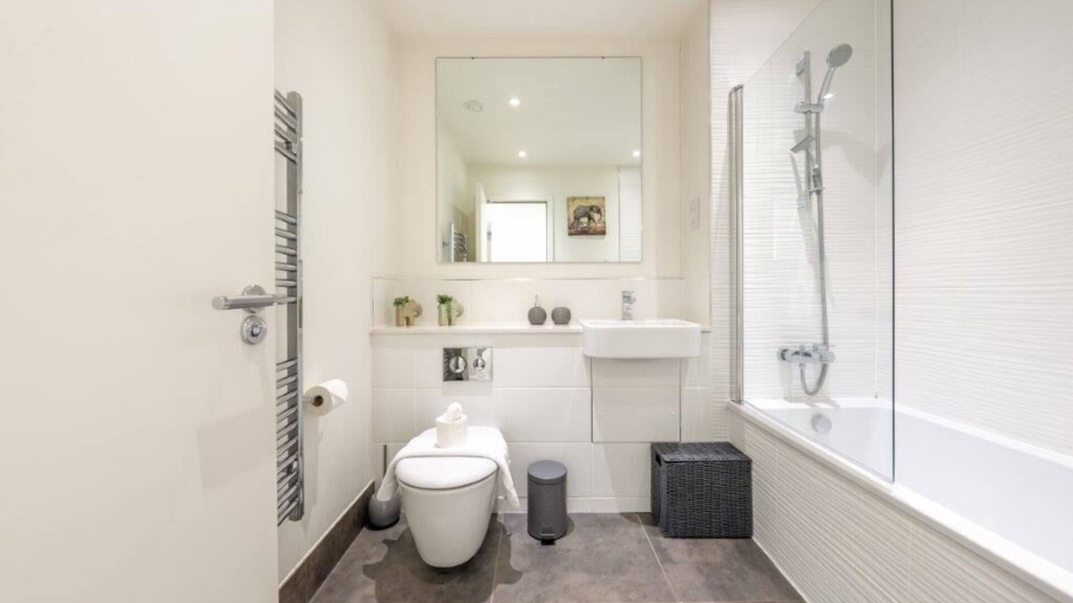 Bedford Apartment | Modern 1 Bedroom Apartment center of Bedford