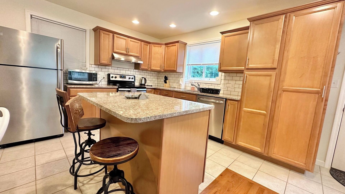 Danville Apartment | Modern 1-bedroom apartment in amazing Danville with garage, AC, WiFi