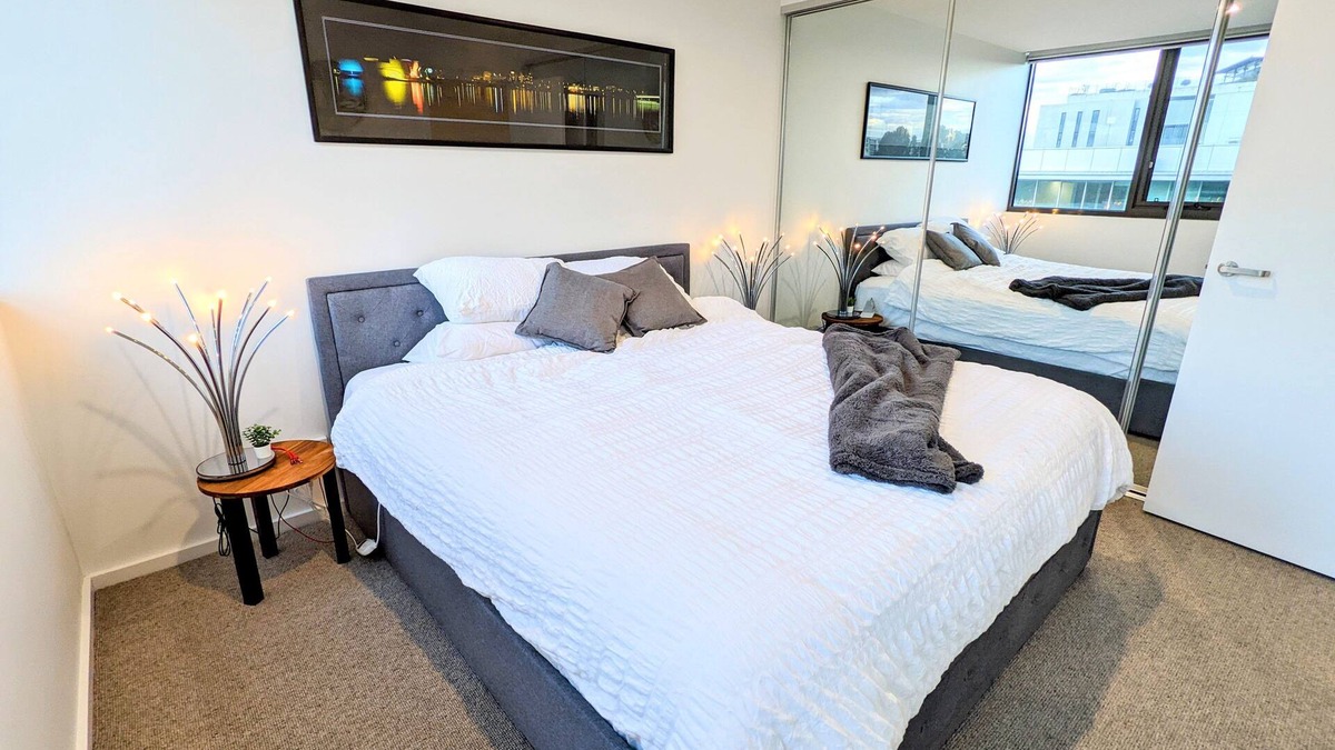 Lyneham Apartment | Modern 1-Bedroom Apartment - Close to City Centre & ANU, free parking