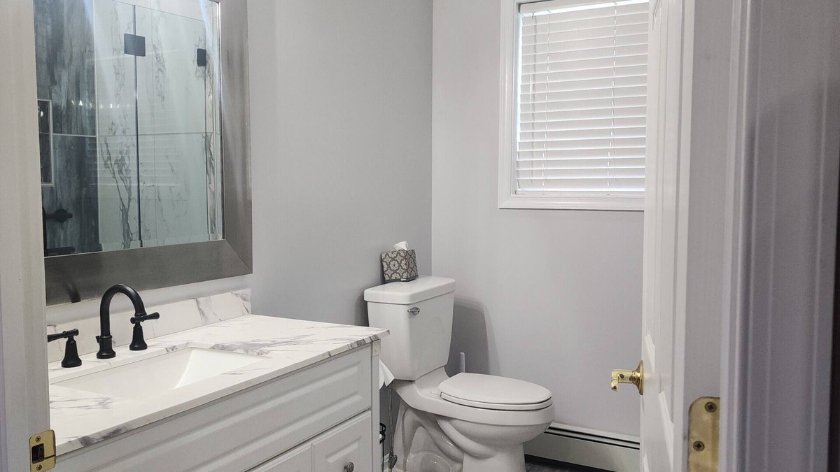 Porters Sideling Apartment | Modern 1 Bedroom Apartment withBackyard and deck access