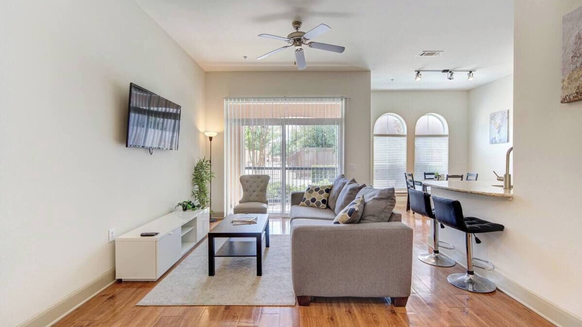 Braeswood Place Apartment | Modern 1-bedroom apartment in amazing Houston with Gym, WiFi, Pool, Free Parking