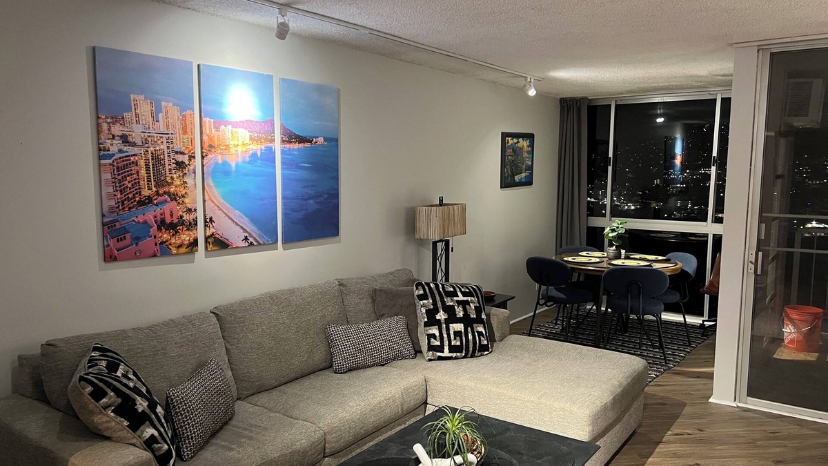 Diamond Head - Kapahulu - St. Louis Condo | Modern 1-bedroom condo in lovely Honolulu with WiFi, AC, Parking