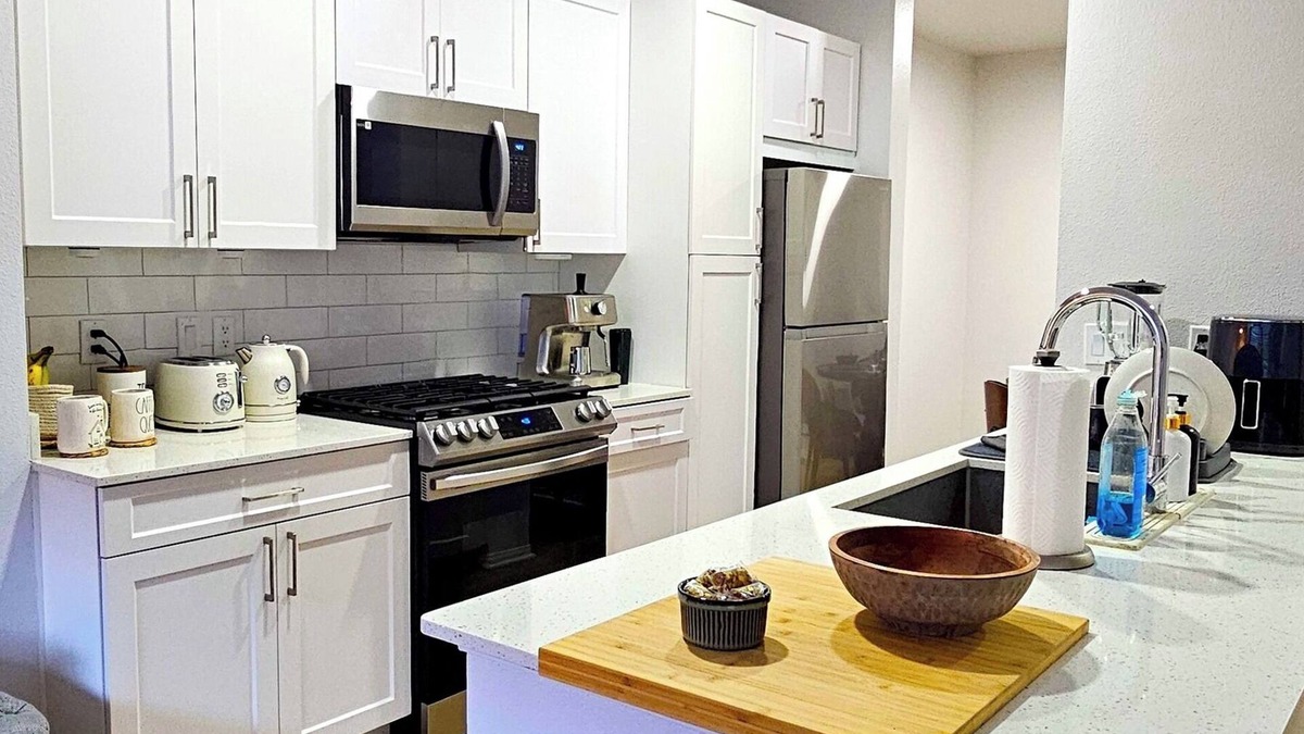 Woodland Hills Condo | Modern 1-Bedroom Retreat – Fully Furnished, Prime Location!