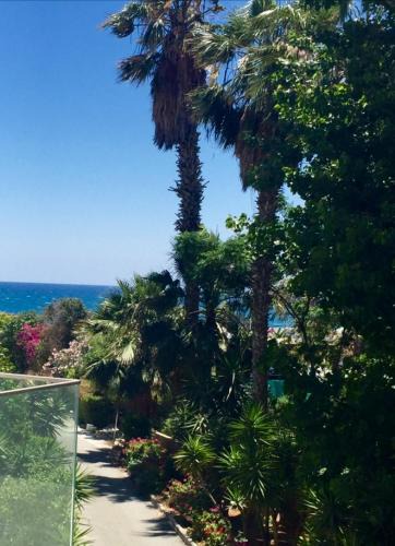 Agios Tychon Apartment | Modern 1 bedroom sea view beach apartment