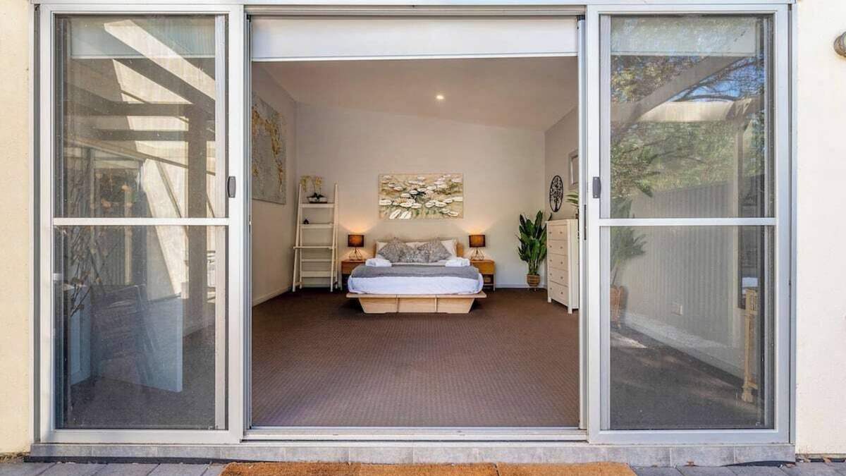 Gawler East House | Modern 1-Bedroom with Private Backyard & Fountain