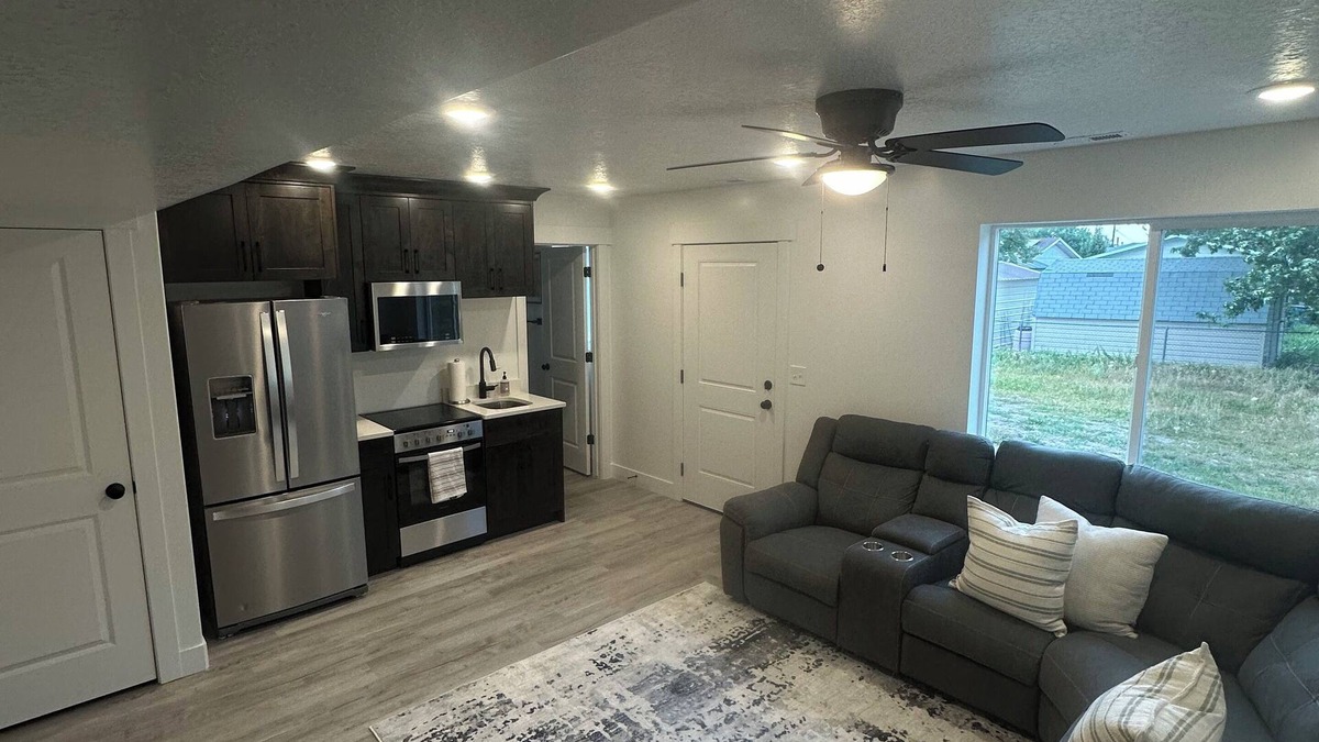 Logan House | Modern 1 BR + Kitchen Comfort