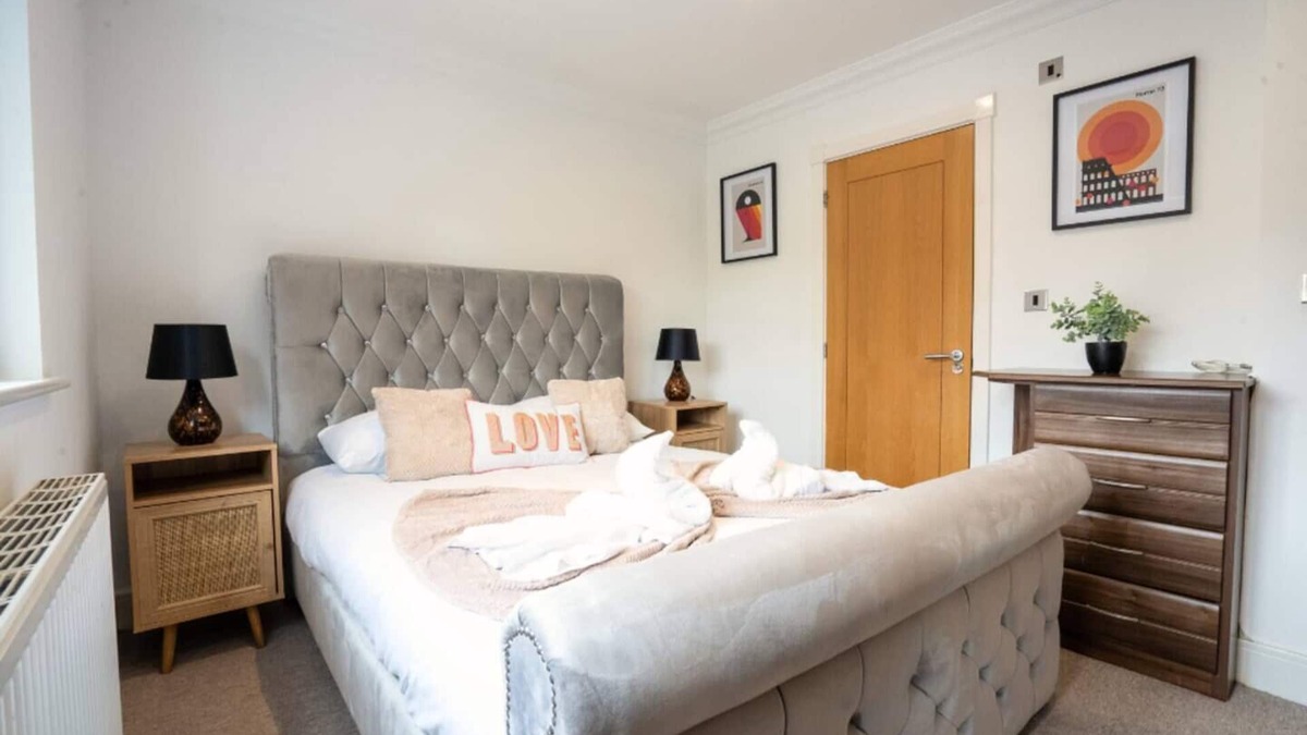 Marston Green House | Modern 10BR Retreat w/Wifi, Washer, Backyard and Sleeps 16+ near HS2, NEC & BHX