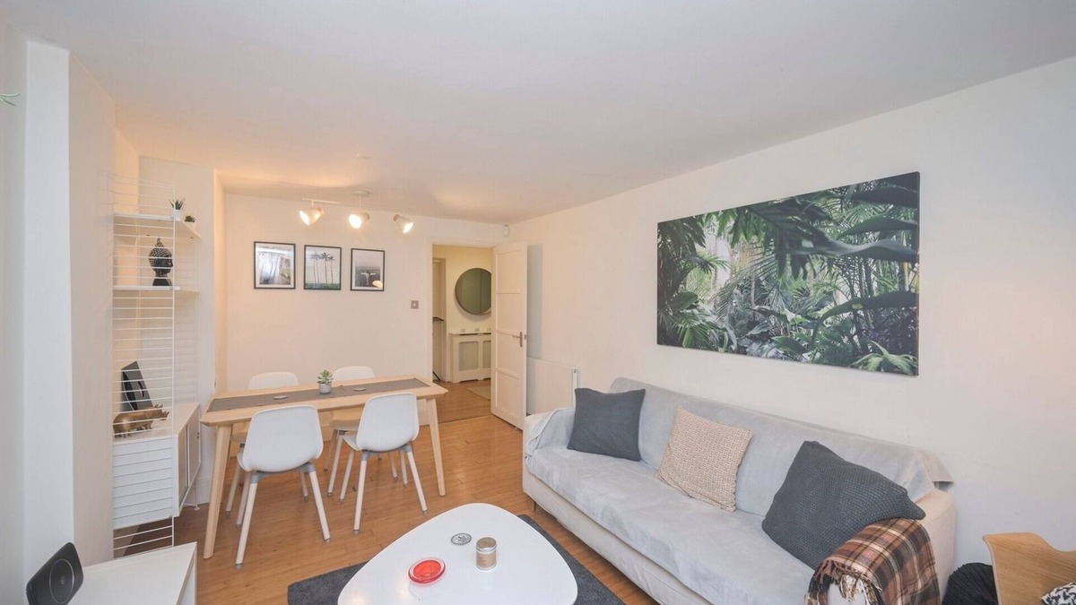 Victoria Apartment | Modern 1BD Basement Flat Near Victoria Park London