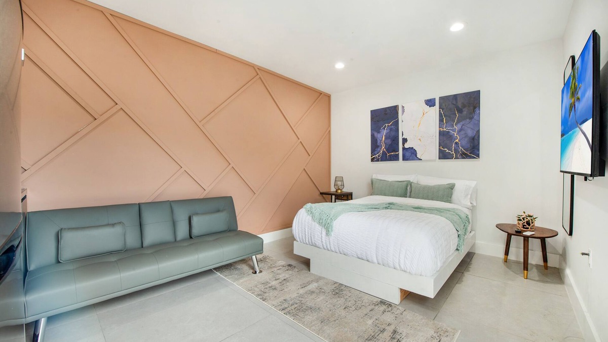 Ludlam Apartment | Modern 1BR 15min to MIA Kitchen & Private Entrance