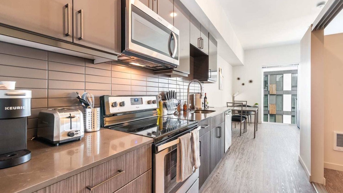 Downtown Apartment | Modern 1BR 1BA - Long Term Gym Parking Redmond DT