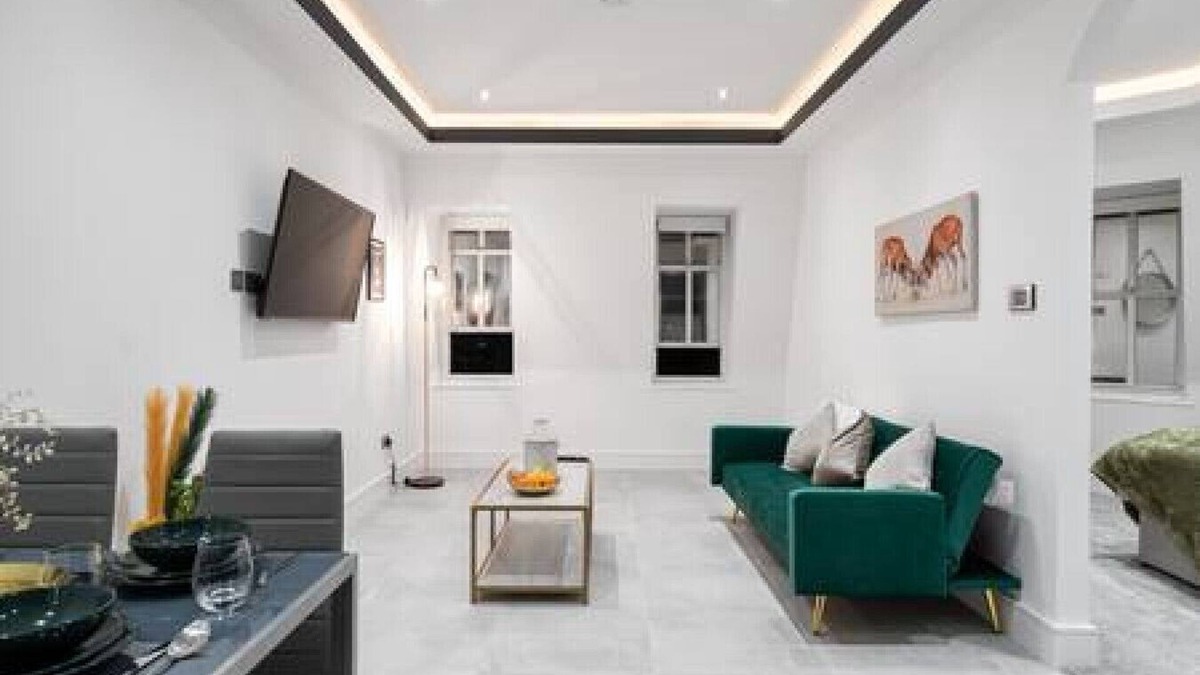 Newbury Apartment | Modern 1BR Apartment Newbury Town Centre