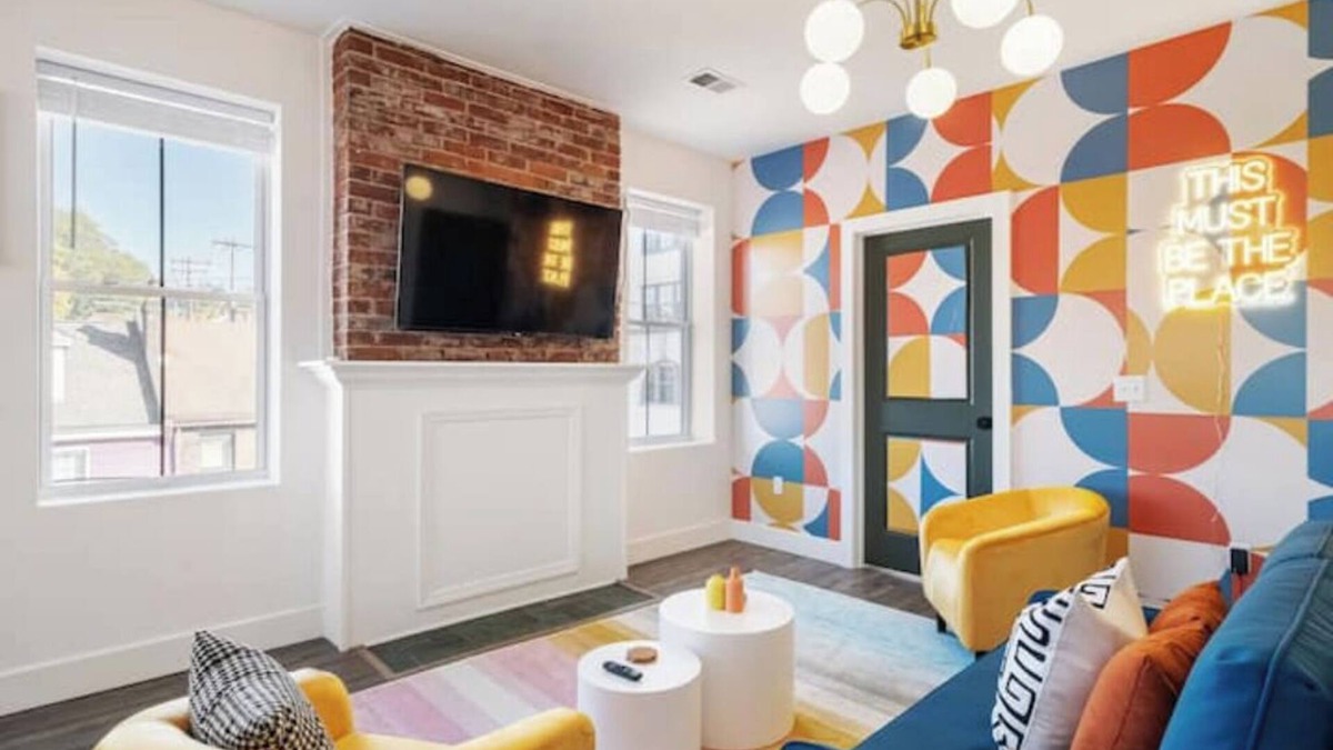 South Side Apartment | Modern 1BR Brick+ KingBed+Free Parking+Close to DT