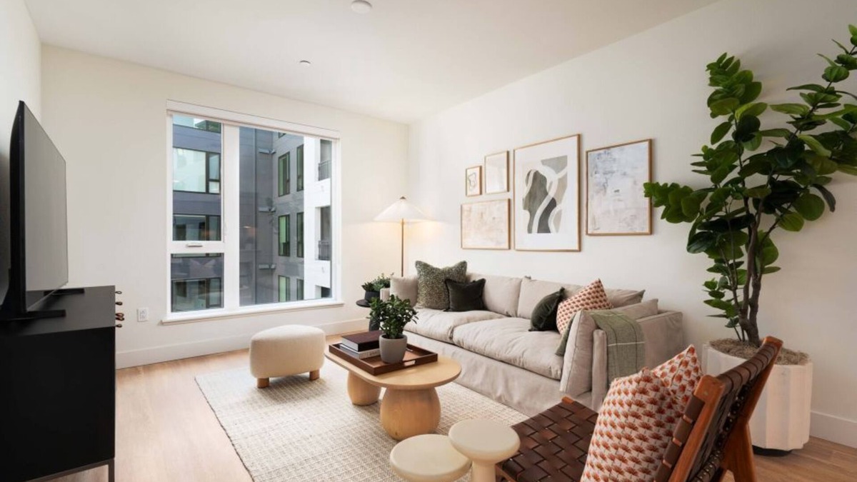 Burlingame Condo | Modern 1BR Condo at One Adrian w Pool