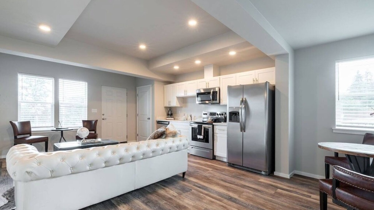 Eastside Condo | Modern 1BR Condo with Bay Views | Walk to Tacoma Dome + AC | Parking Included