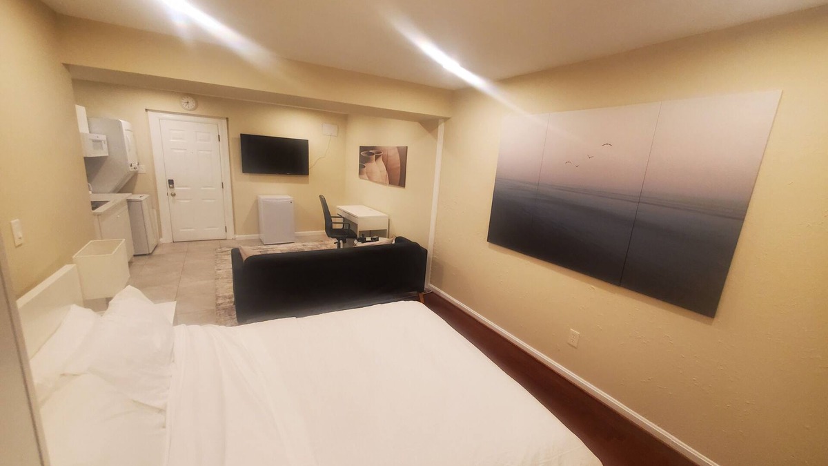Franconia House | Modern 1BR Studio in Safe Alexandria Neighborhood , Near Metro & Dining.