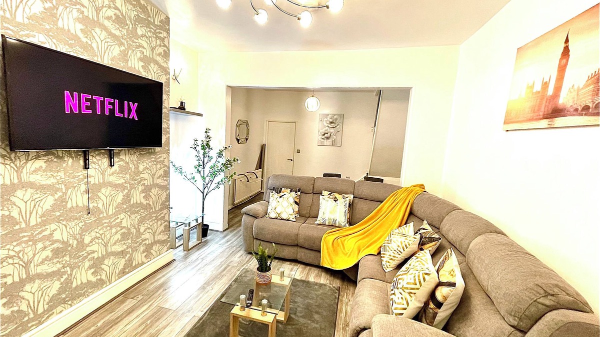 Hull House | Modern -2 Bed Room House very Spacious
