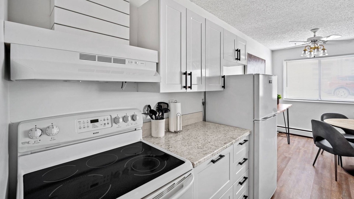 Fort McMurray Apartment | Modern 2 Bed 1bath Fort Mcmurray Fast Wi-fi Newly Reno