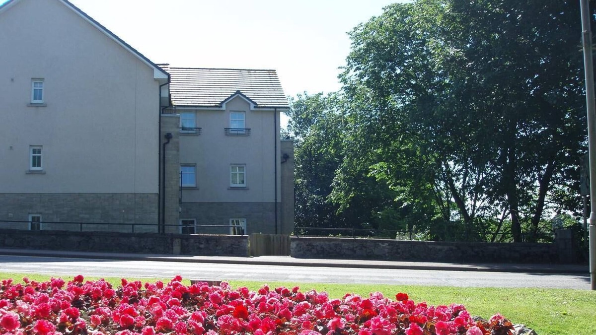 Ellon Apartment | Modern 2 bed, 2 bath apartment by river ythan in Ellon centre